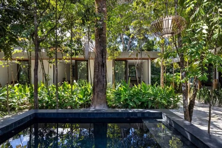 Casa em Trancoso preserva bosque e ganha destaque na Casa e Jardim