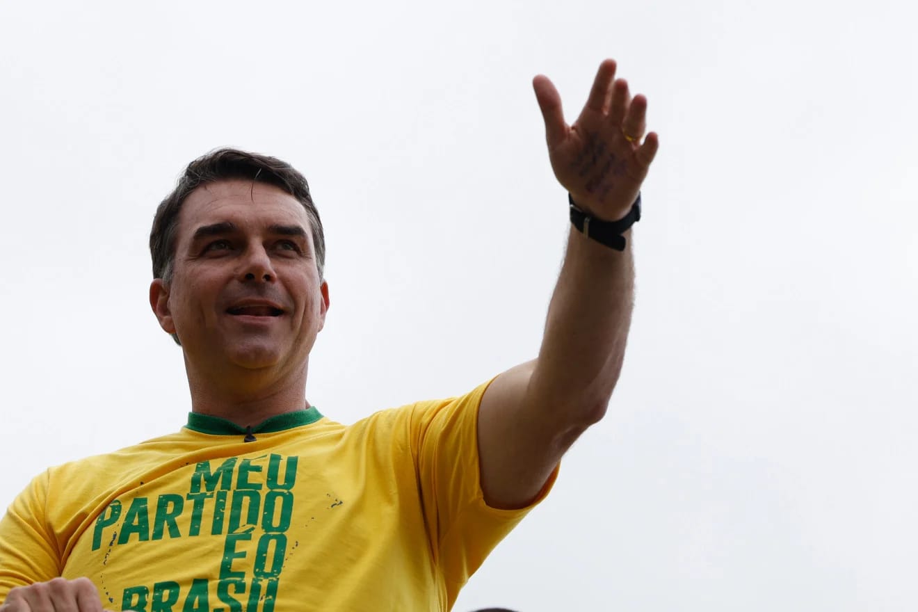 Flávio Bolsonaro reúne apoiadores em ato de campanha no Farol da Barra, em Salvador