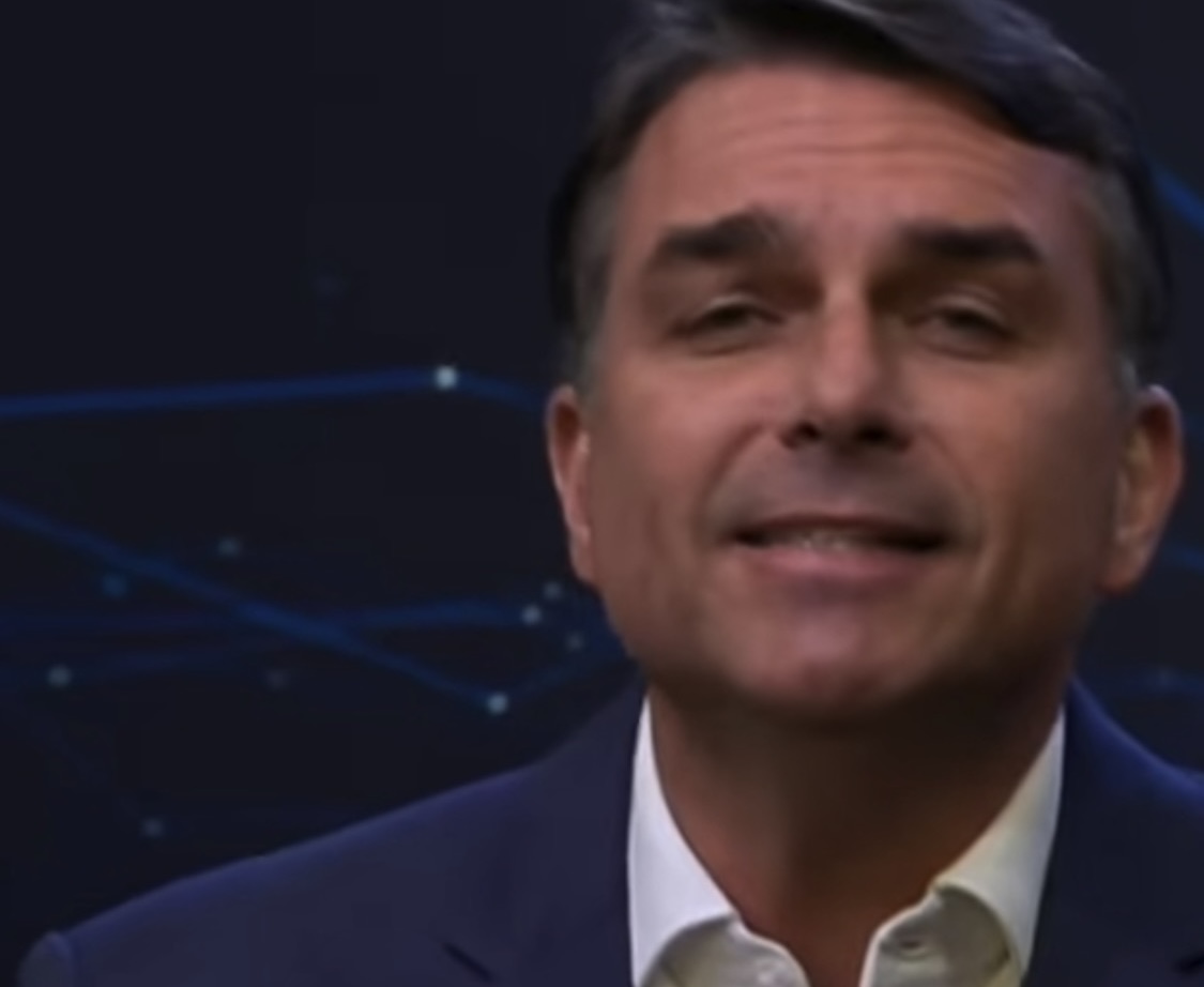 Flávio Bolsonaro encerra debate da Band com promessas de segurança e “prosperidade”