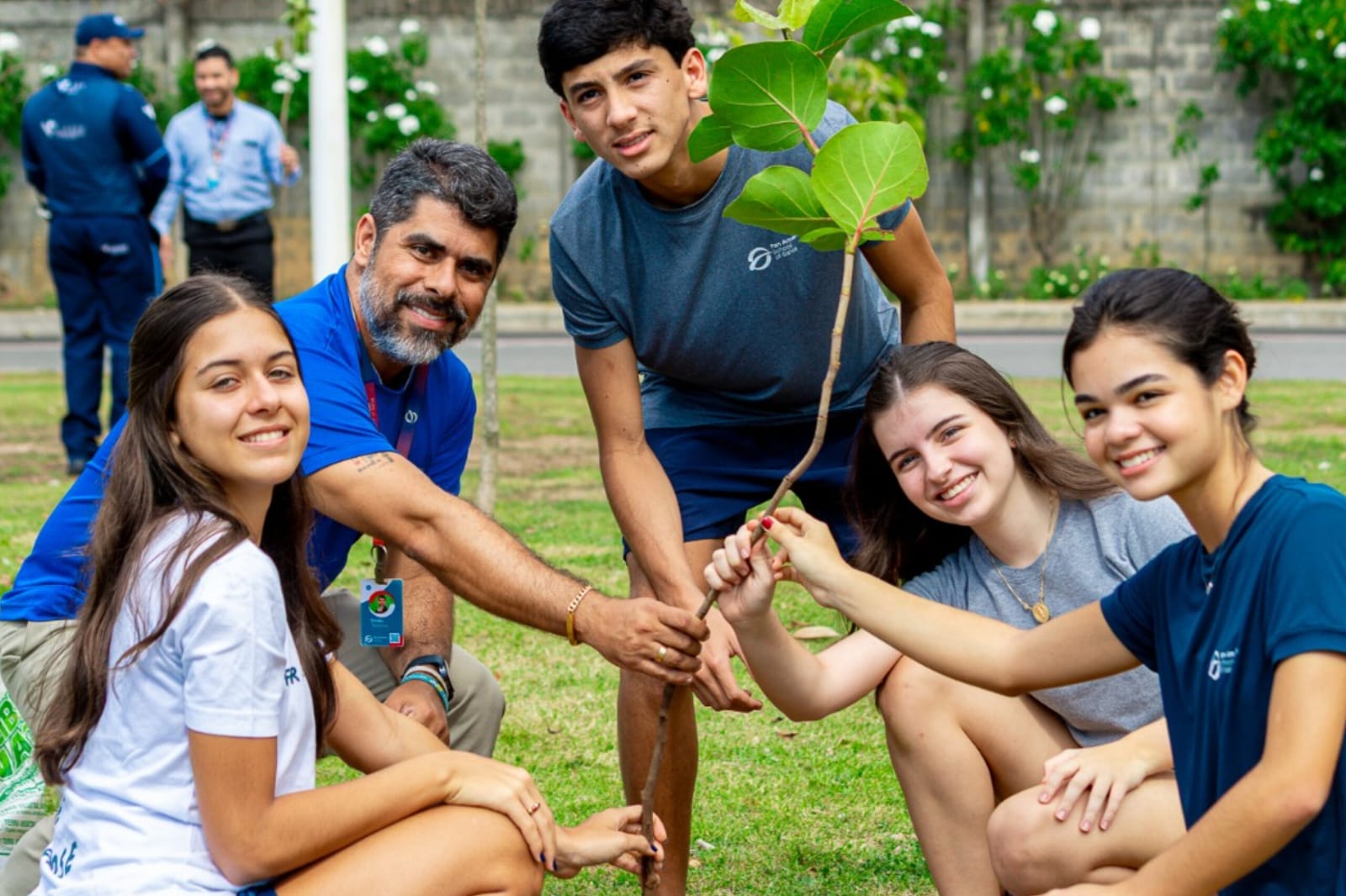 Estudantes da Pan American School of Bahia transformam resíduos em adubo e promovem sustentabilidade em Salvador