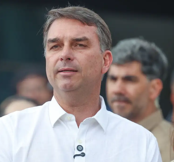 Eleições 2026: Sem agenda pública, Flávio Bolsonaro fala sobre aprendizados e agradece carinho dos brasileiros
