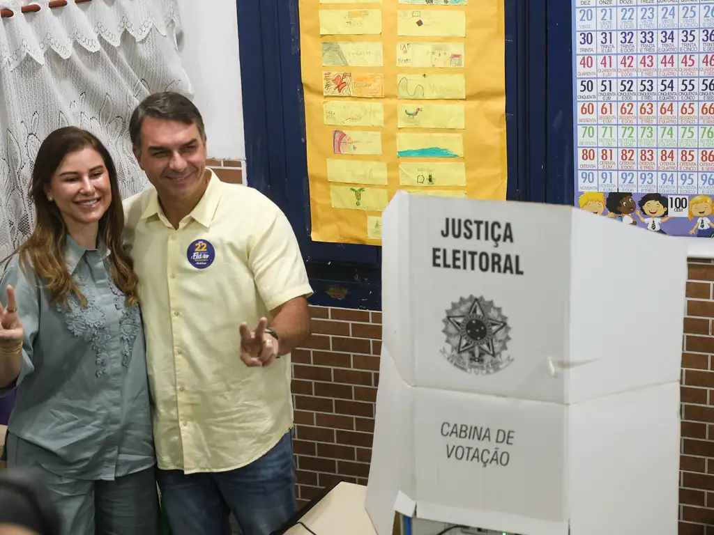 Flávio Bolsonaro vota no Rio de Janeiro no segundo turno presidencial