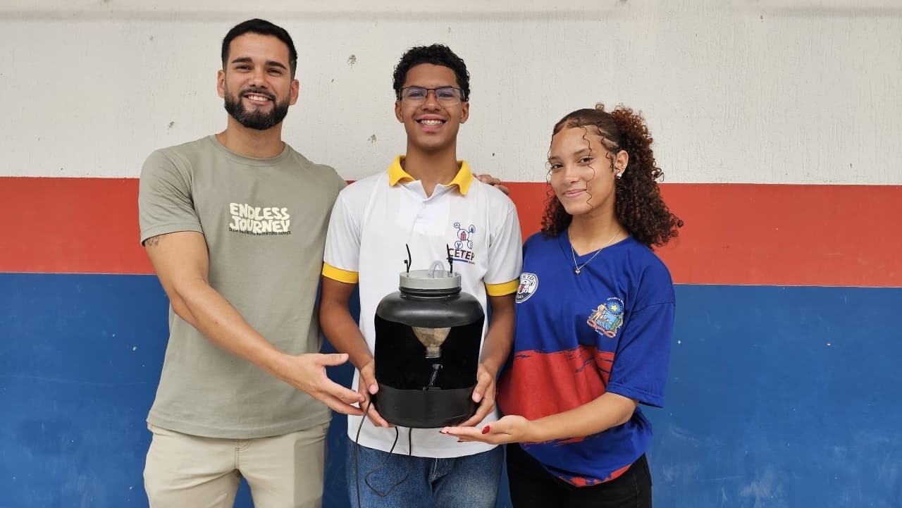 Jovens de Serrinha desenvolvem bebedouro para gatos com materiais recicláveis e baixo custo