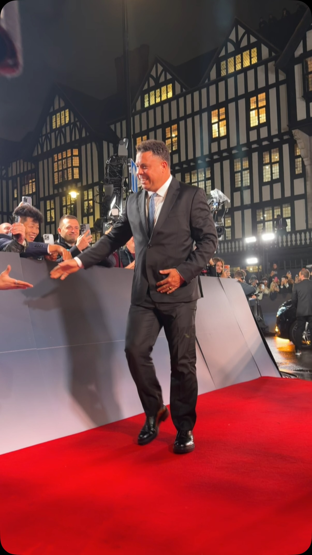 Ronaldo Fenômeno atende fãs e distribui autógrafos antes da cerimônia da Bola de Ouro