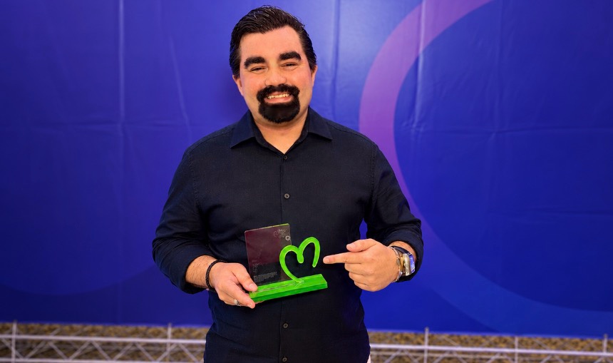 Martagão Gesteira homenageia Let’s Go Bahia com Troféu Coração que Comunica Alegria
