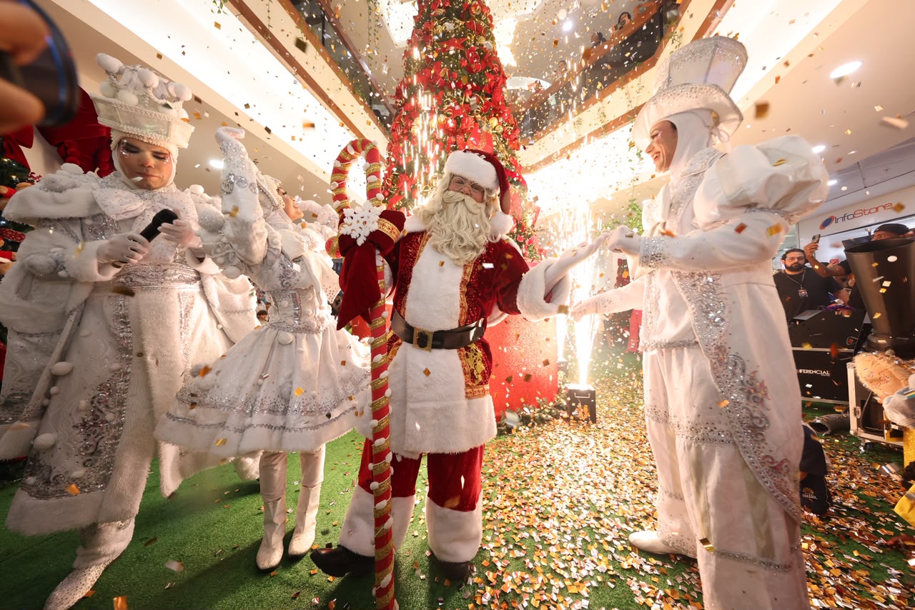 Papai Noel marca início do Natal com carrossel e decoração temática em Salvador